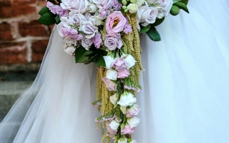 Bouquet de mariée en chute — Cascade romantique