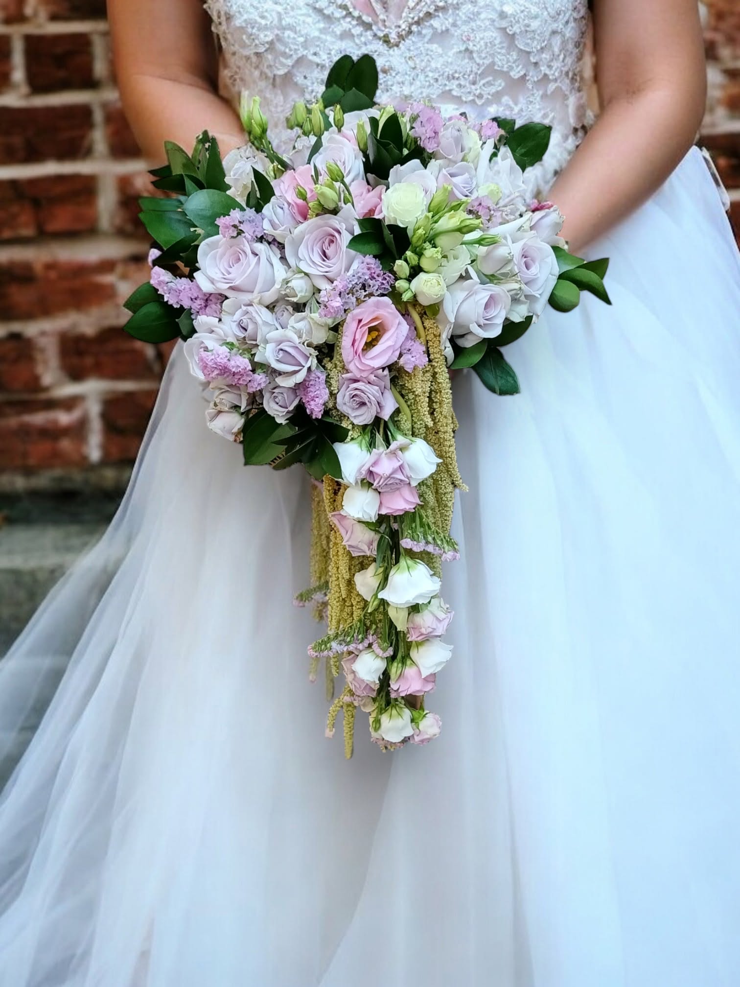 Bouquet de mariée en chute — Cascade romantique