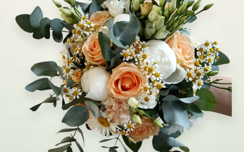 Bouquet de mariée champêtre pêche et blanc
