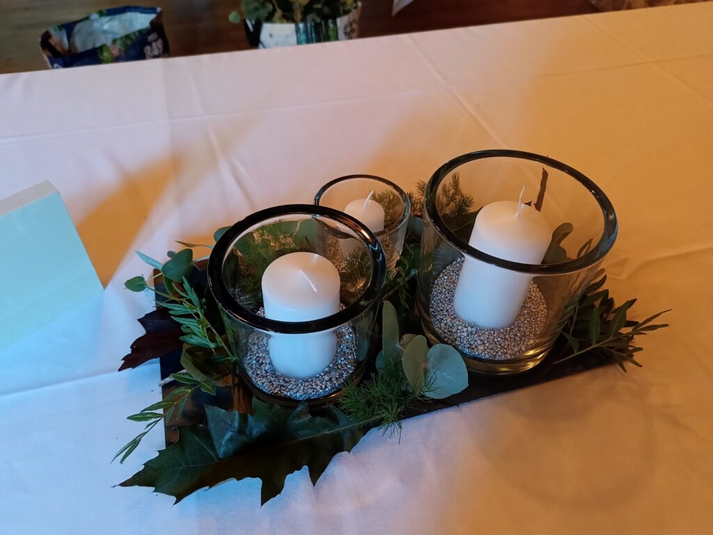 Centre de table des convives — Ardoise & bougies