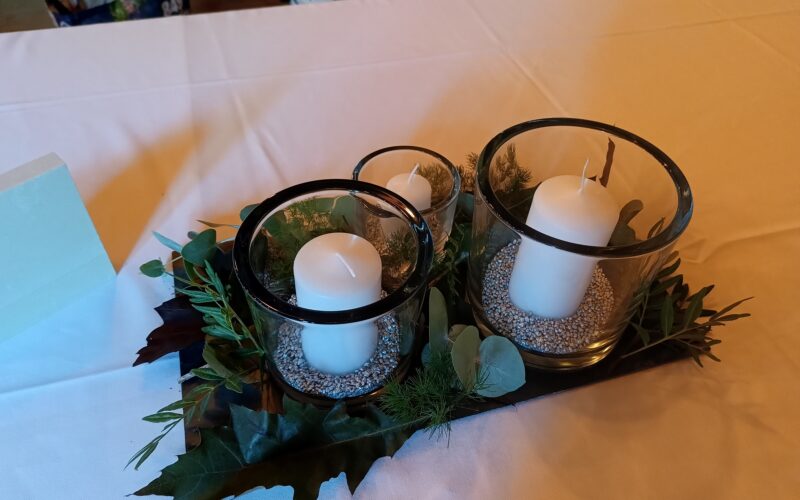 Centre de table des convives — Ardoise & bougies
