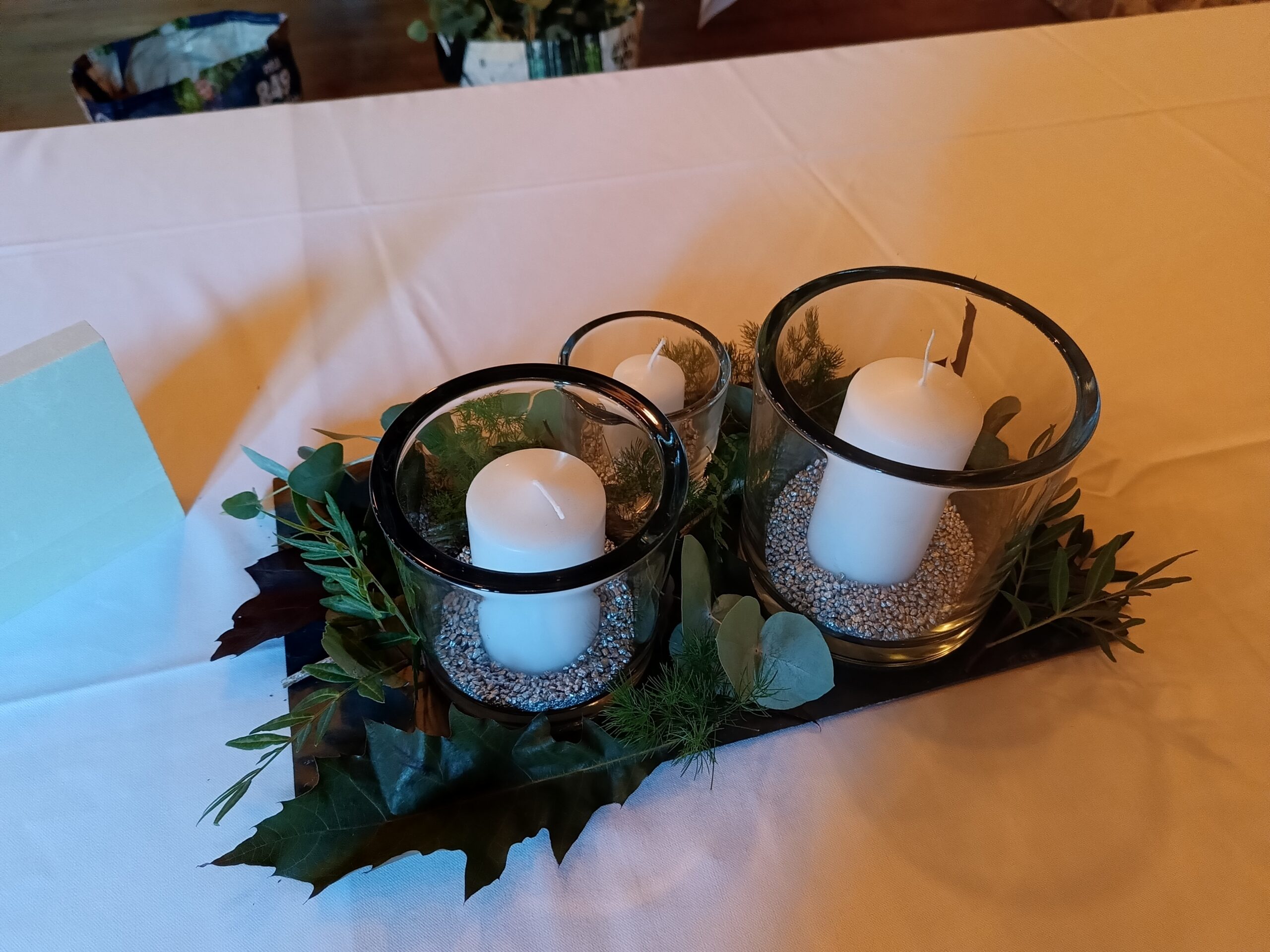 Centre de table des convives — Ardoise & bougies