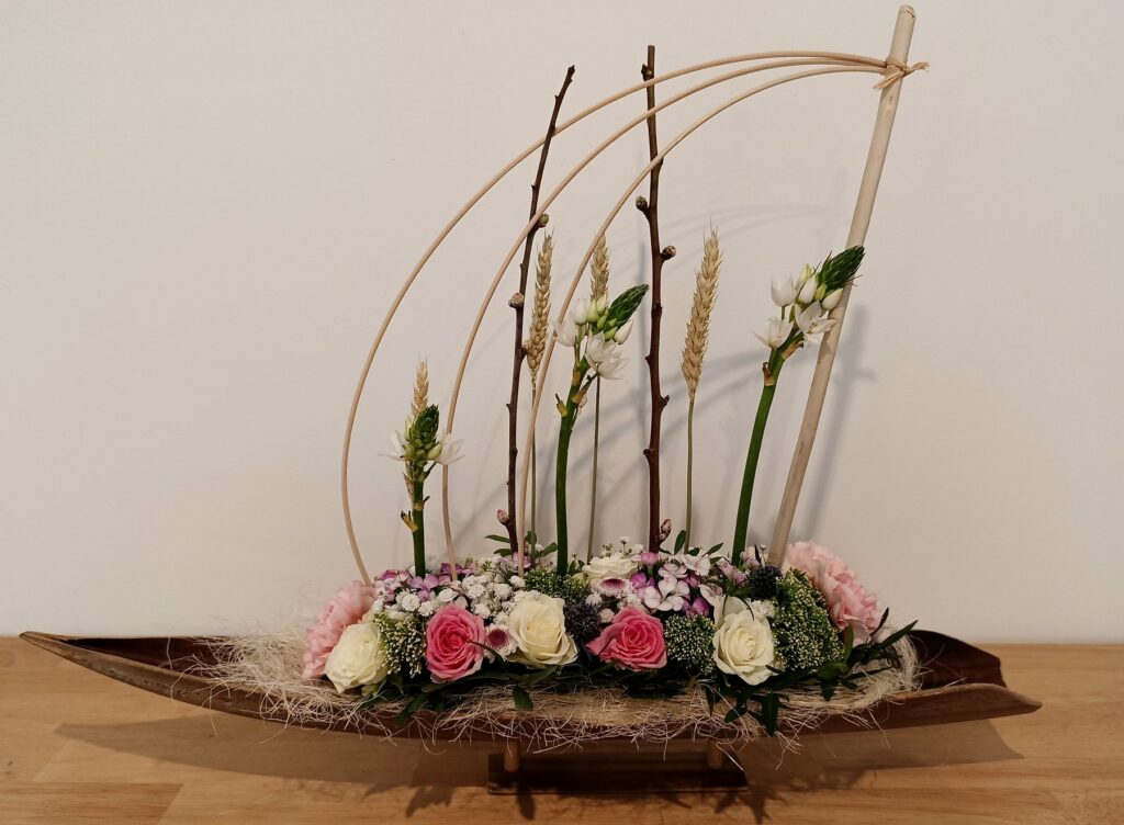 Montage floral en forme de bateau