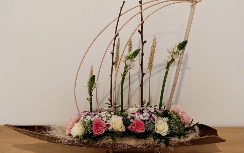 Montage floral en forme de bateau