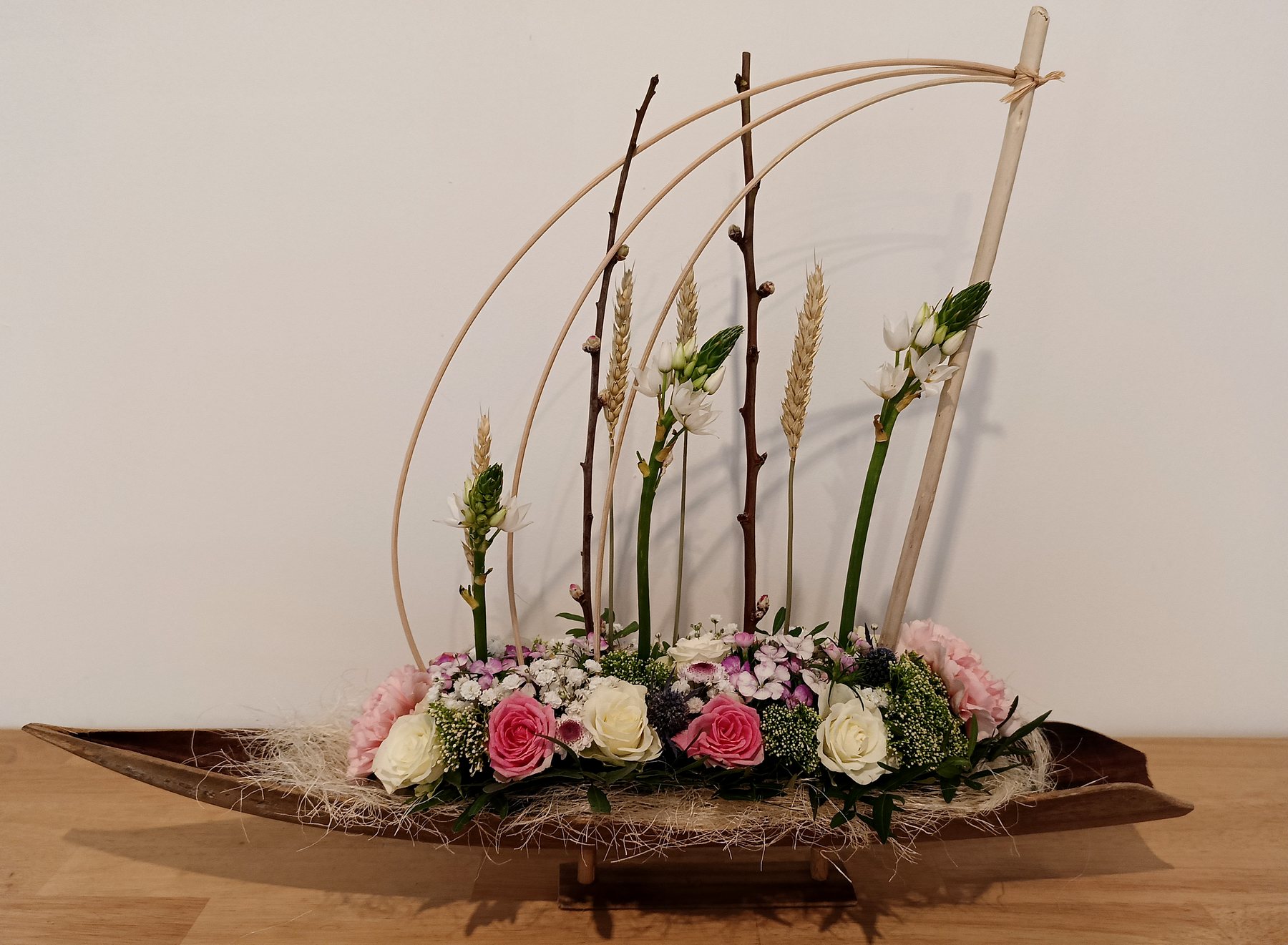 Montage floral en forme de bateau