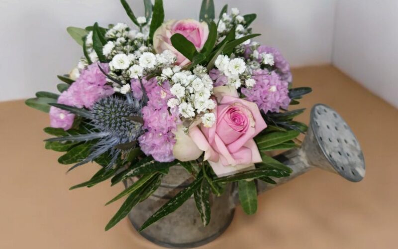 Arrosoir fleuri champêtre